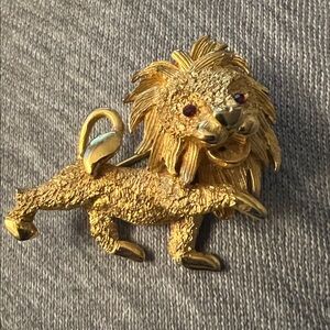 Vintage Gold Lion w/Red Eyes Pin Brooch